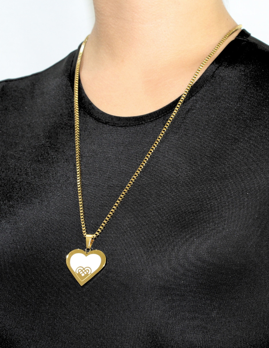 Collar NUVI Medallon Corazon Esmalte Beige.