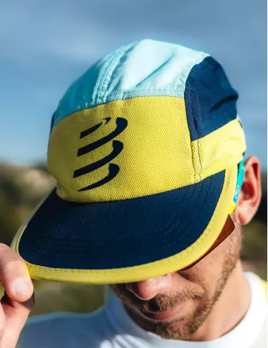 Gorra para correr 5 paneles marca compressport, transpirable y ajustable