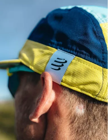 Gorra para correr 5 paneles marca compressport, transpirable y ajustable