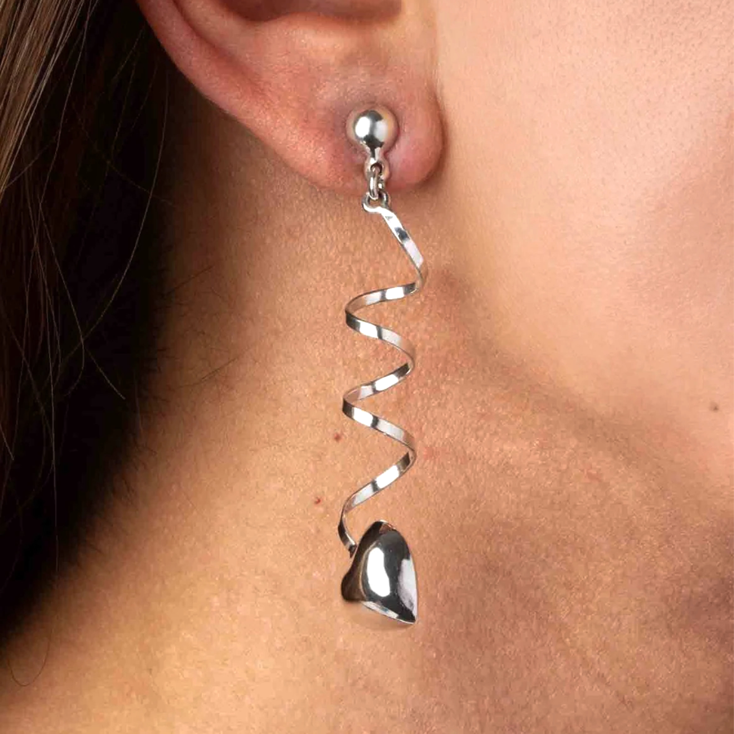 Aretes diseño resorte con corazón de plata elaborado totalmente en fina plata ley 925.