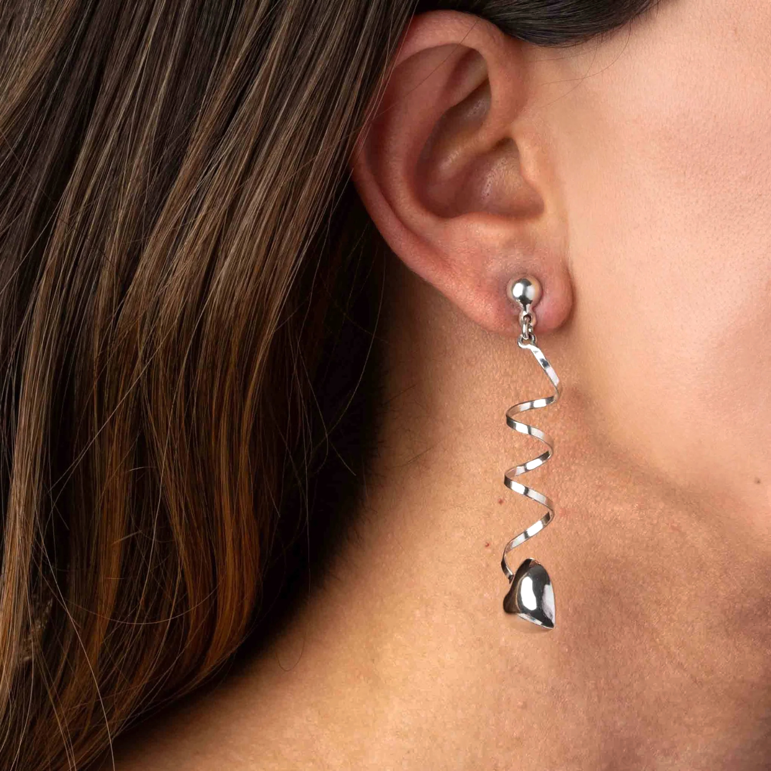Aretes diseño resorte con corazón de plata elaborado totalmente en fina plata ley 925.