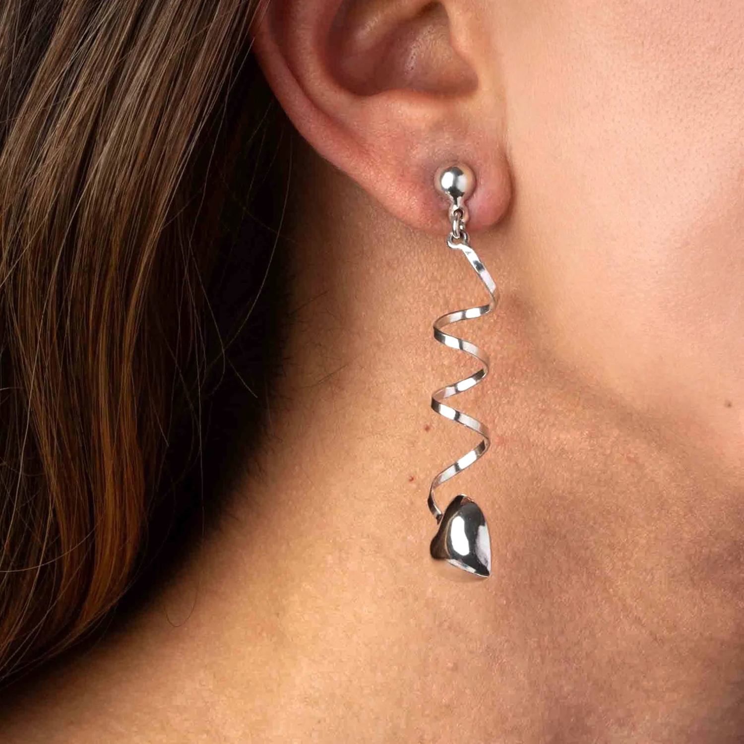 Aretes diseño resorte con corazón de plata elaborado totalmente en fina plata ley 925.