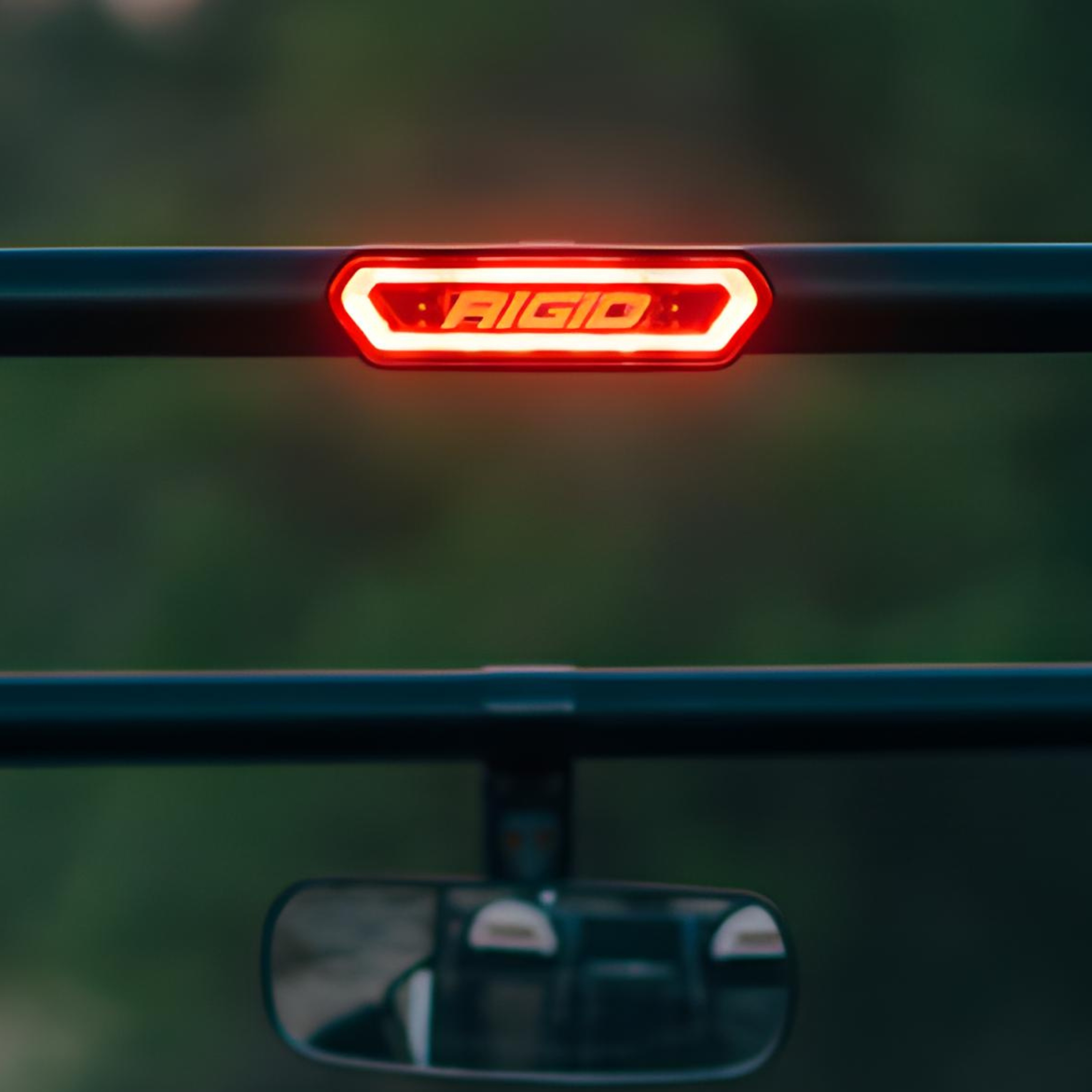 Luz de Stop Led Chase Rigid 90133 Rojo - Multifuncional y Compacta.