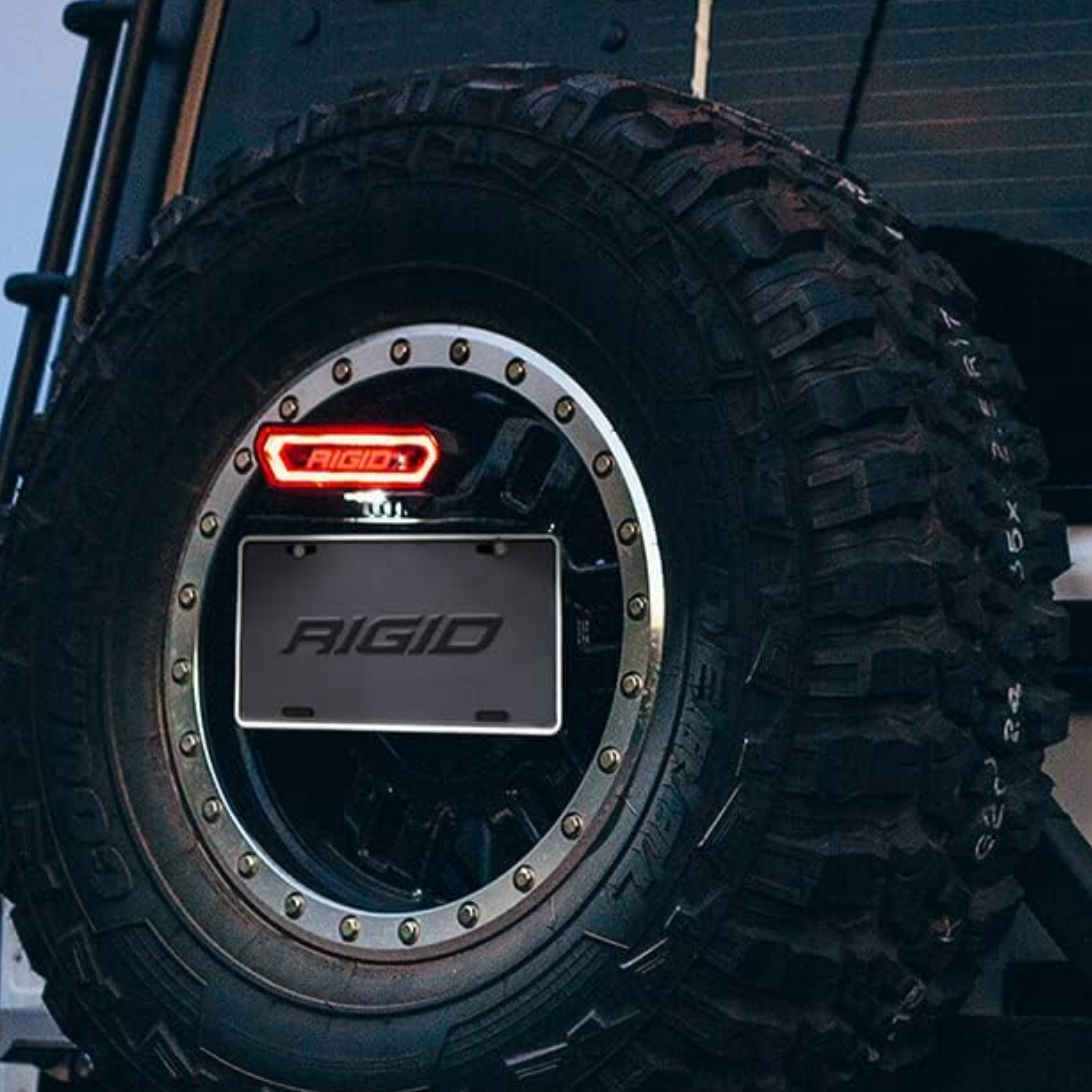 Luz de Stop Led Chase Rigid 90133 Rojo - Multifuncional y Compacta.