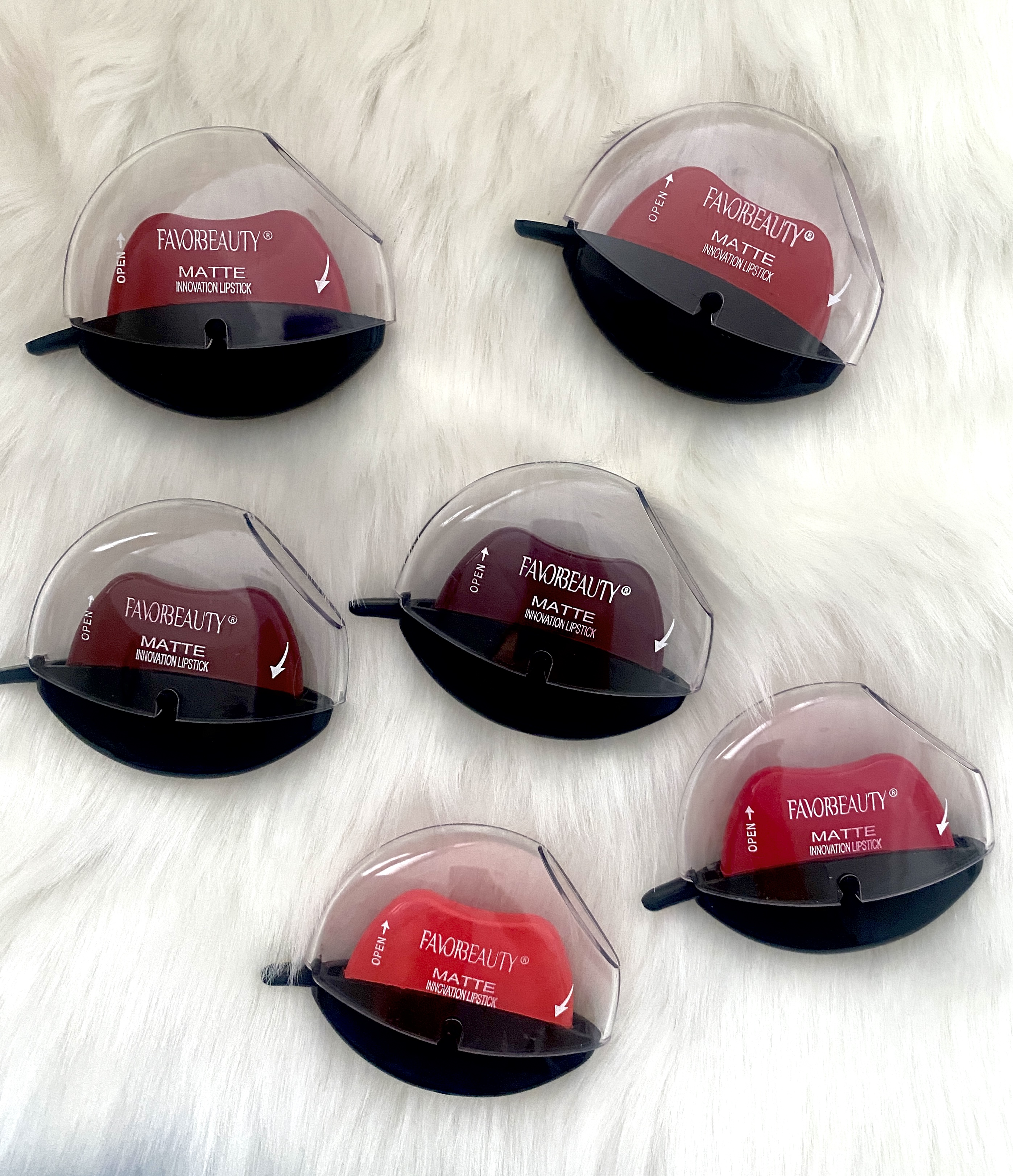 Caja De 12 Labiales Mágicos Lazy Lipstick Mate Con Forma De Labios con olor a Cereza.