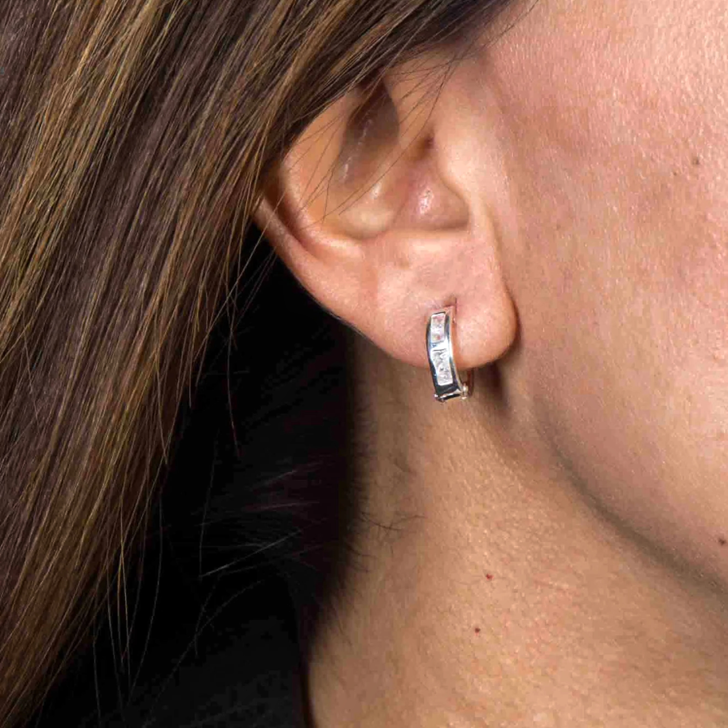 Arracadas mini de fina plata ley 925 y zirconias de alto brillo .