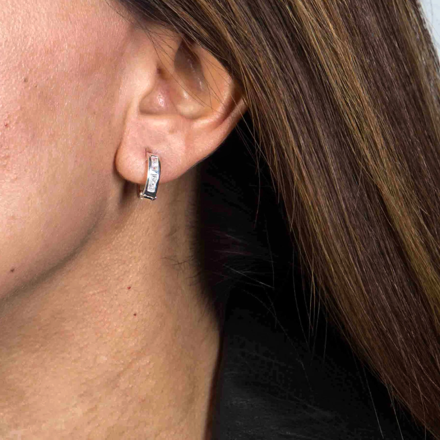 Arracadas mini de fina plata ley 925 y zirconias de alto brillo .