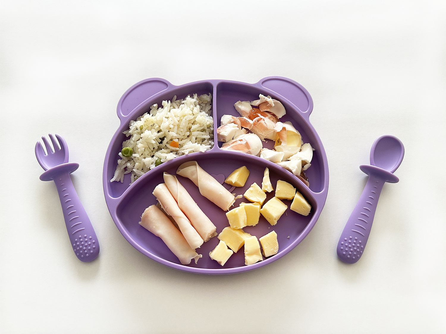Set de 3 Baberos para Bebé y Plato con Cubiertos en Silicona.