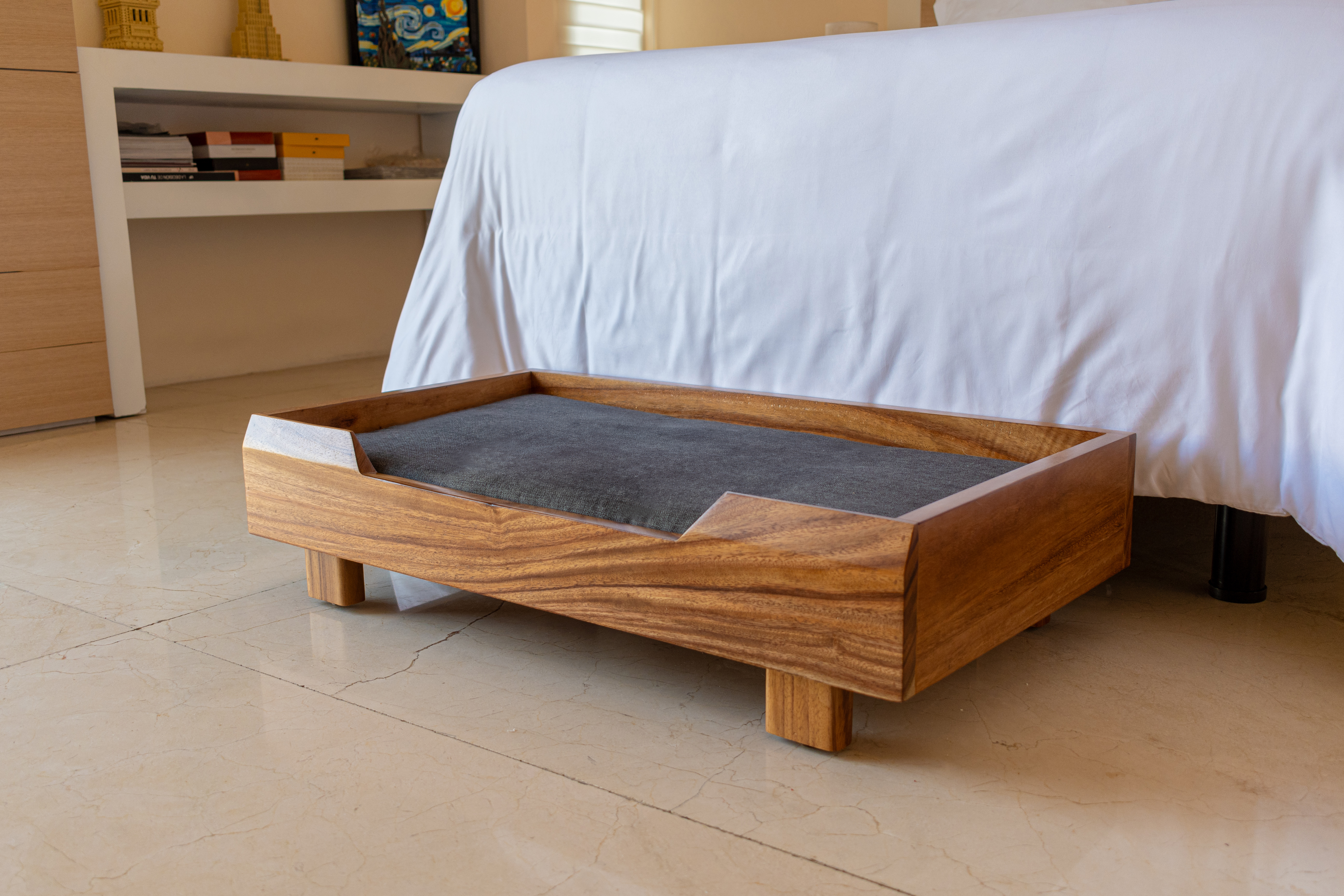 Cama para Perro | Fabricada en Madera de Parota Sólida | Cama con Cojín de Espuma de Poliuretano y Cubierta de Poliéster | Tamaño Mediano | Cama Elevada