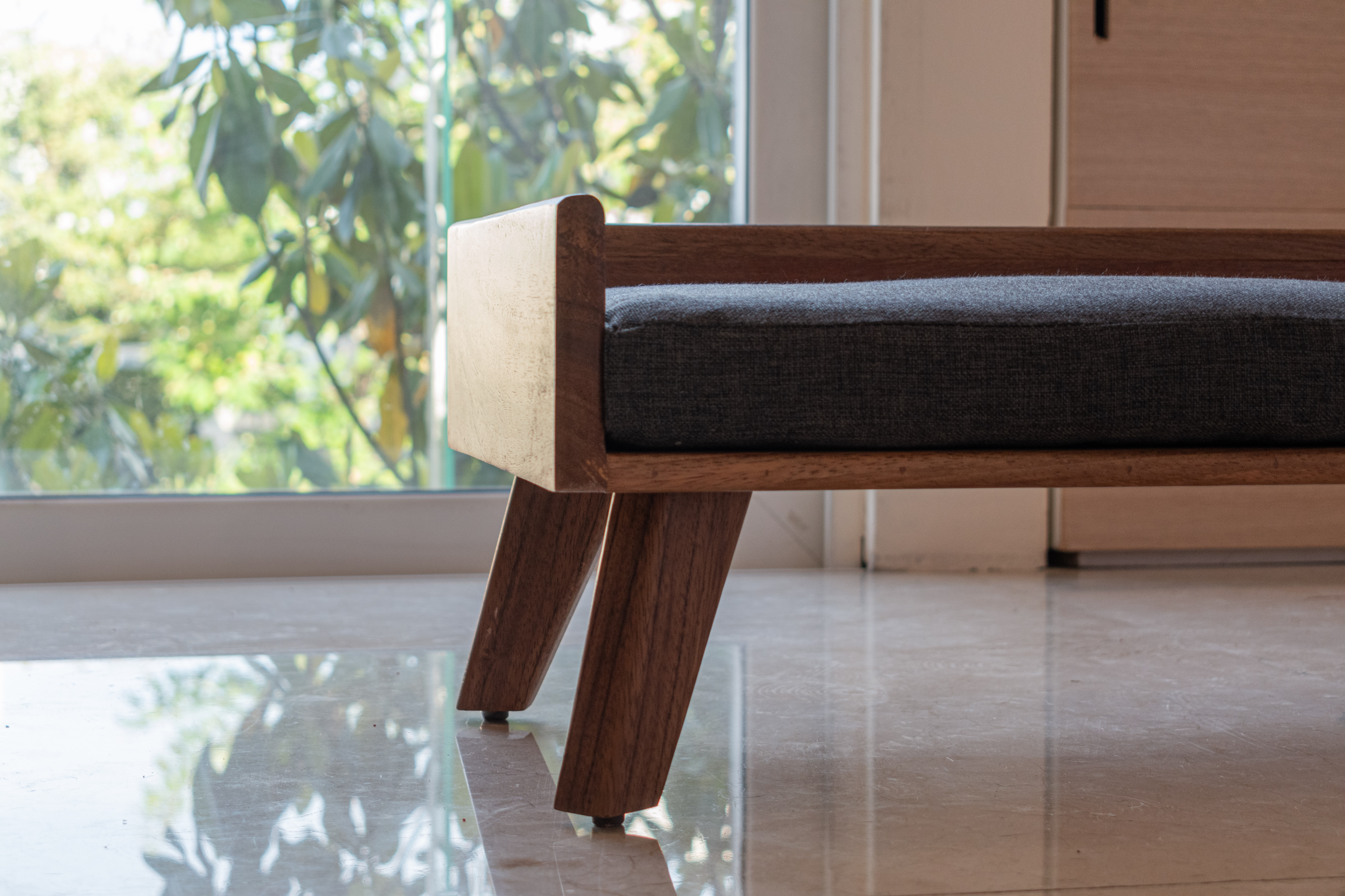 Cama para Perro | Fabricada en Madera de Parota Sólida | Cama con Cojín de Espuma de Poliuretano y Cubierta de Poliéster | Tamaño Chico | Cama Elevada