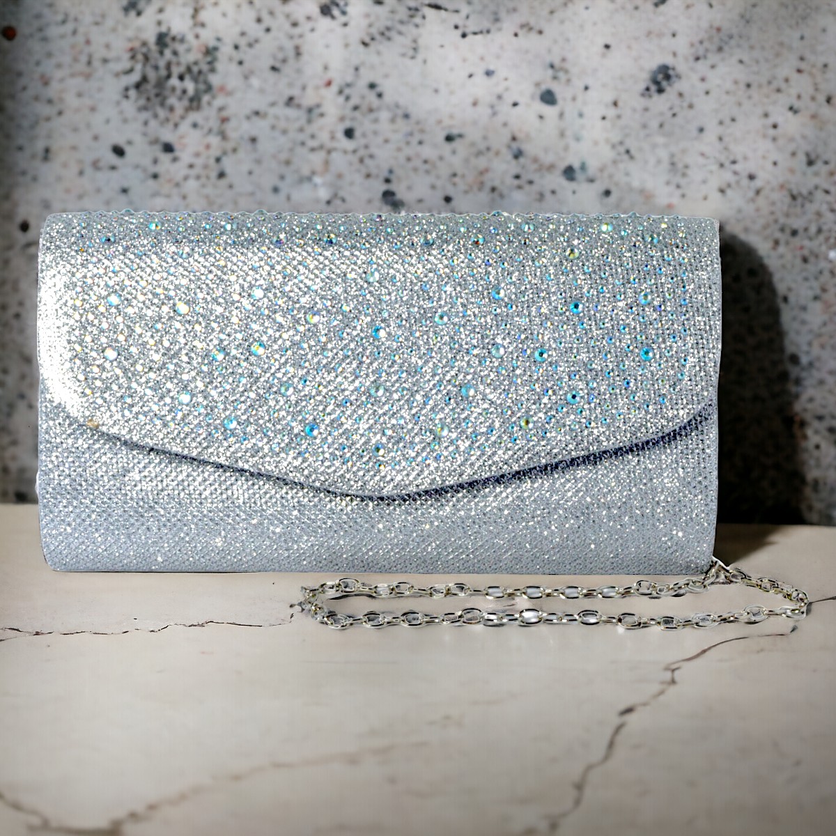 Bolsa para fiesta en color plata.