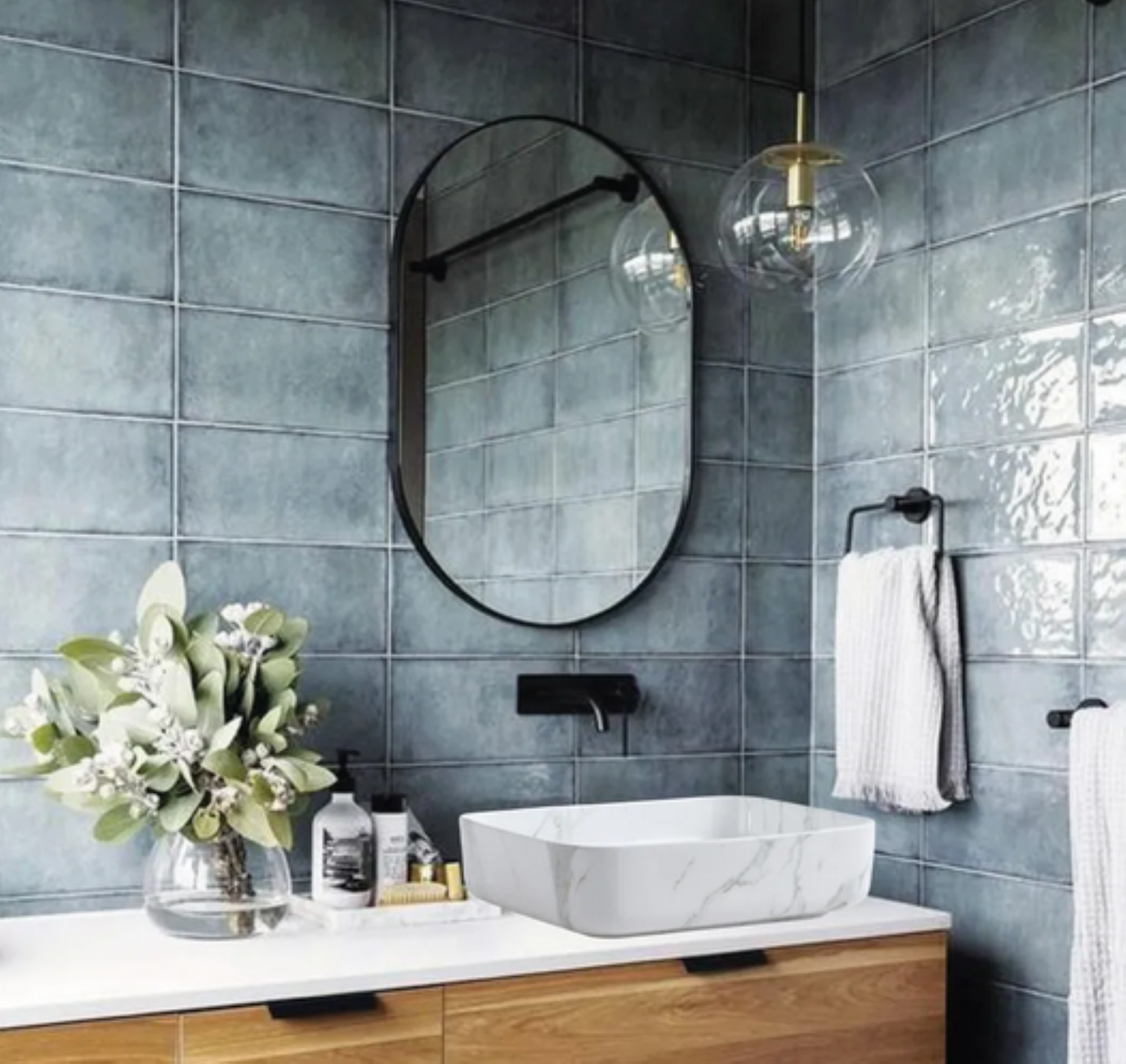 Lavabo Cerámico para Baño TIM, forma rectangular acabado blanco marmoleado. De sobreponer, con diseño europeo ideal para todo tipo de baños. Dimensiones 50.0 x 39.0 x 13.0 cms. (base x altura x profundidad)