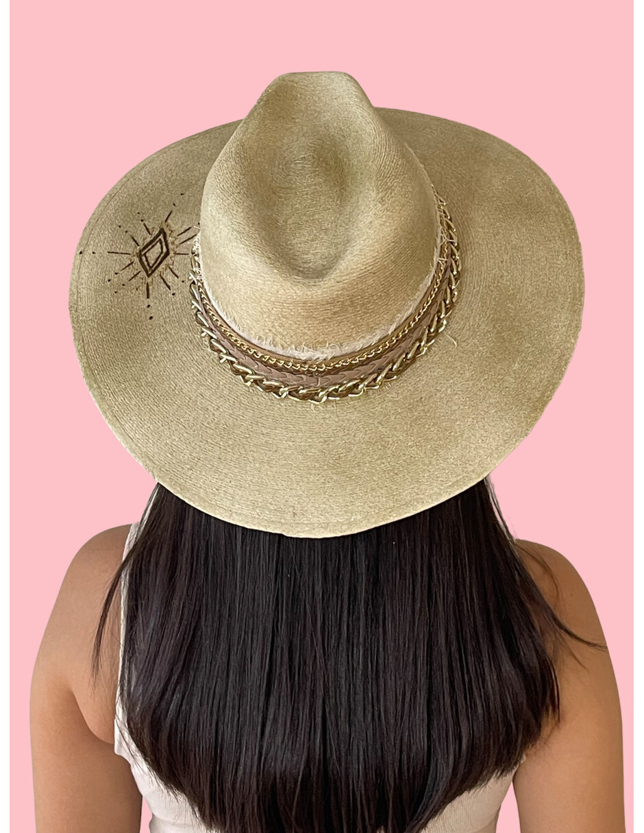 Sombrero para mujer de palma Fina ARD Estilo indiana con toquilla decorada en cadenas doradas y ala con rombo impreso al calor