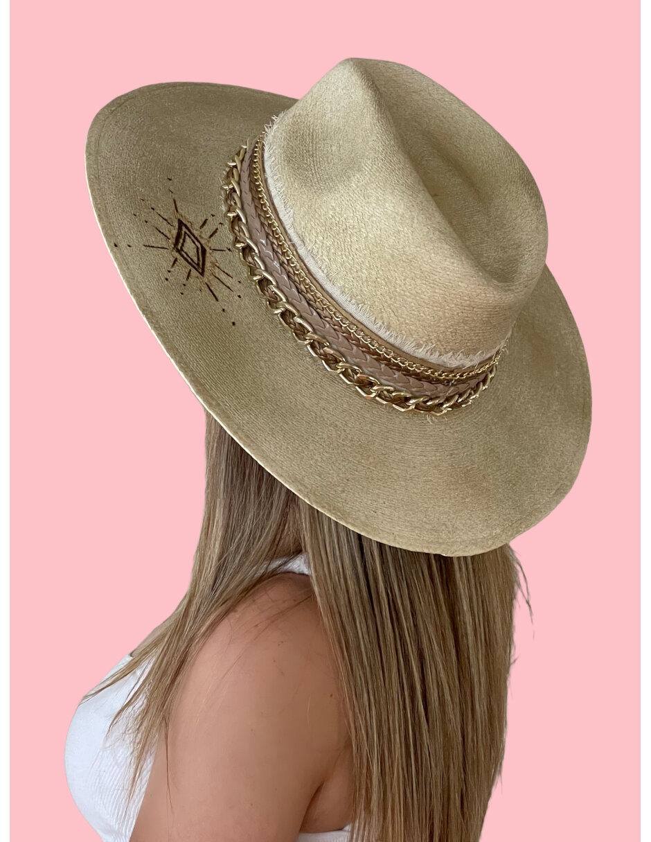 Sombrero para mujer de palma Fina ARD Estilo indiana con toquilla decorada en cadenas doradas y ala con rombo impreso al calor
