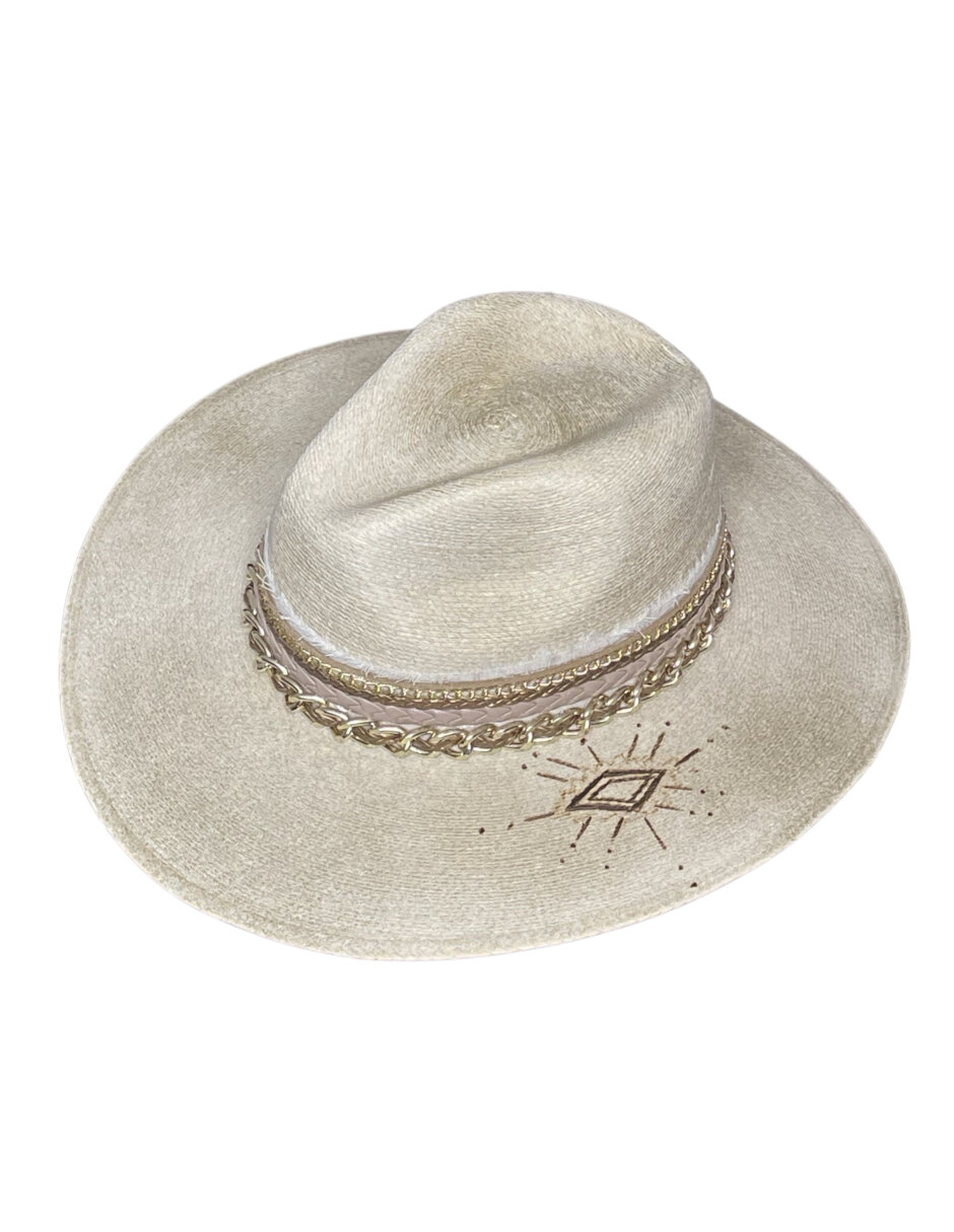Sombrero para mujer de palma Fina ARD Estilo indiana con toquilla decorada en cadenas doradas y ala con rombo impreso al calor