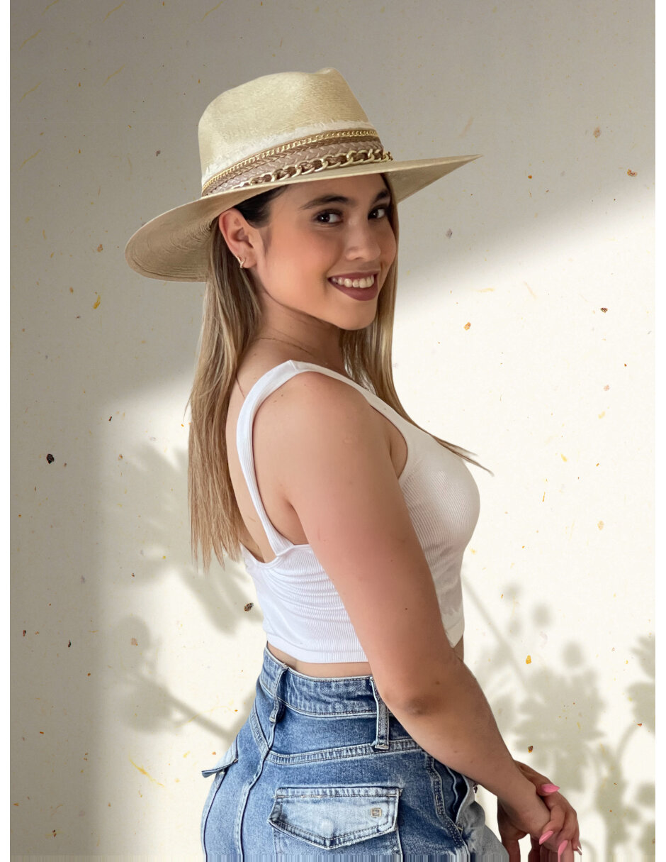 Sombrero para mujer de palma Fina ARD Estilo indiana con toquilla decorada en cadenas doradas y ala con rombo impreso al calor