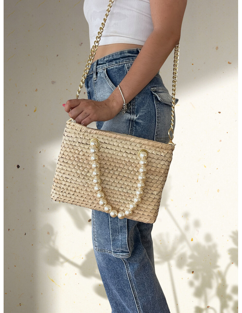 Bolsa de palma artesanal ARD decorada con asa de perlas blancas de fantasia y correa al hombro color dorado.