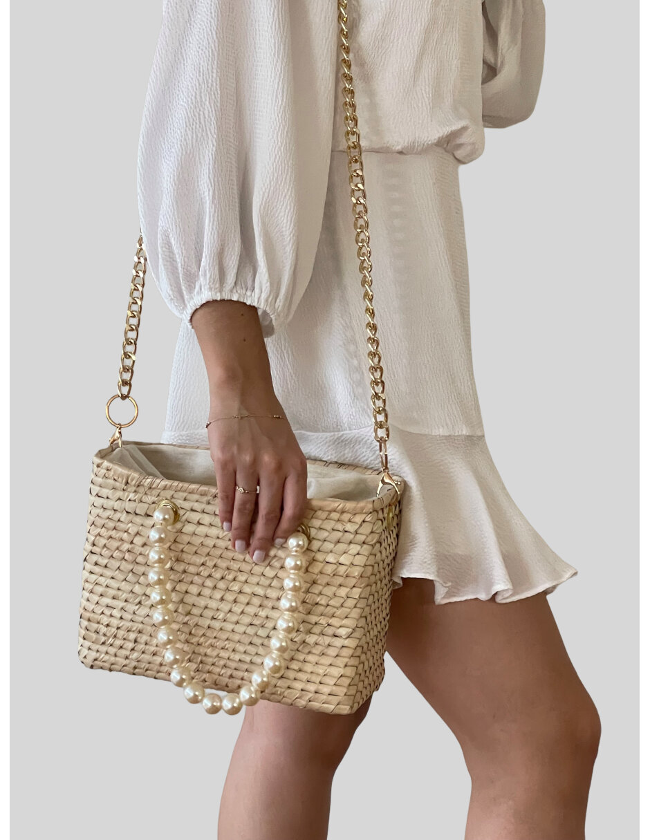 Bolsa de palma artesanal ARD decorada con asa de perlas blancas de fantasia y correa al hombro color dorado.