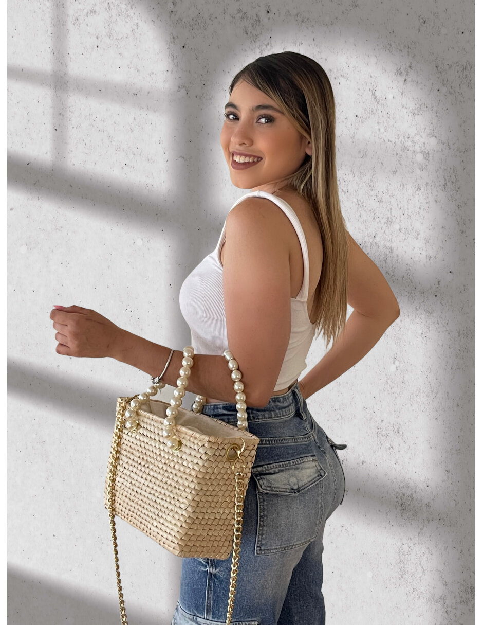 Bolsa de palma artesanal ARD decorada con asa de perlas blancas de fantasia y correa al hombro color dorado.