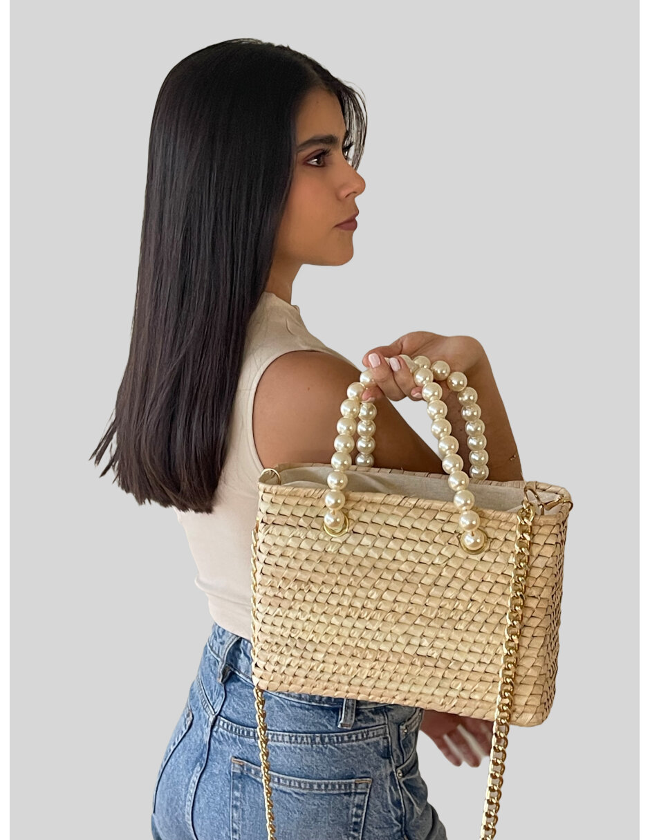 Bolsa de palma artesanal ARD decorada con asa de perlas blancas de fantasia y correa al hombro color dorado.