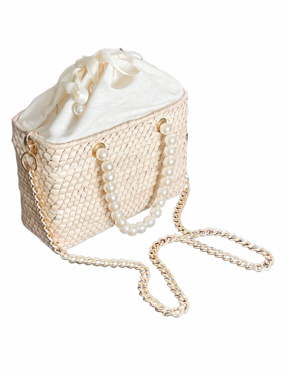Bolsa de palma artesanal ARD decorada con asa de perlas blancas de fantasia y correa al hombro color dorado.