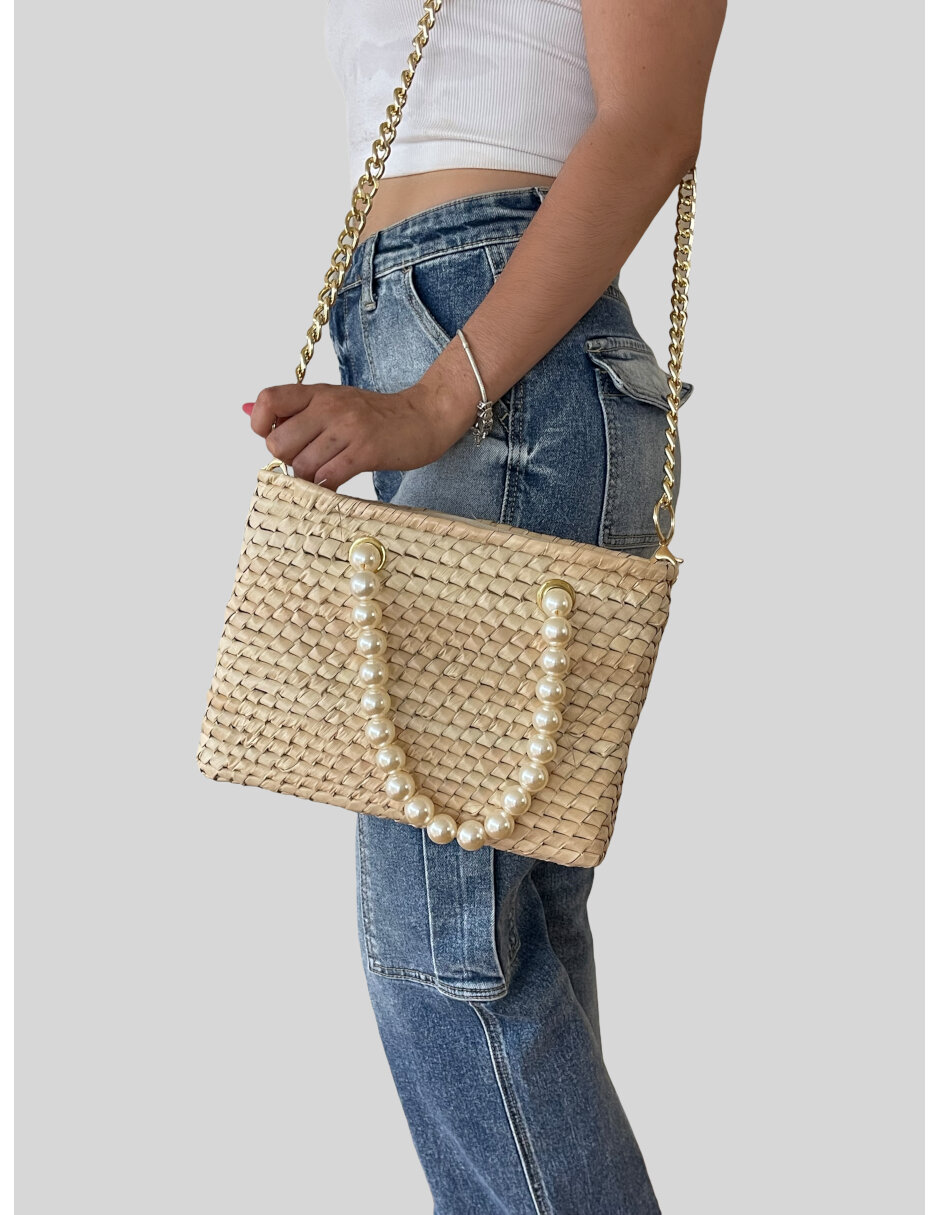 Bolsa de palma artesanal ARD decorada con asa de perlas blancas de fantasia y correa al hombro color dorado.