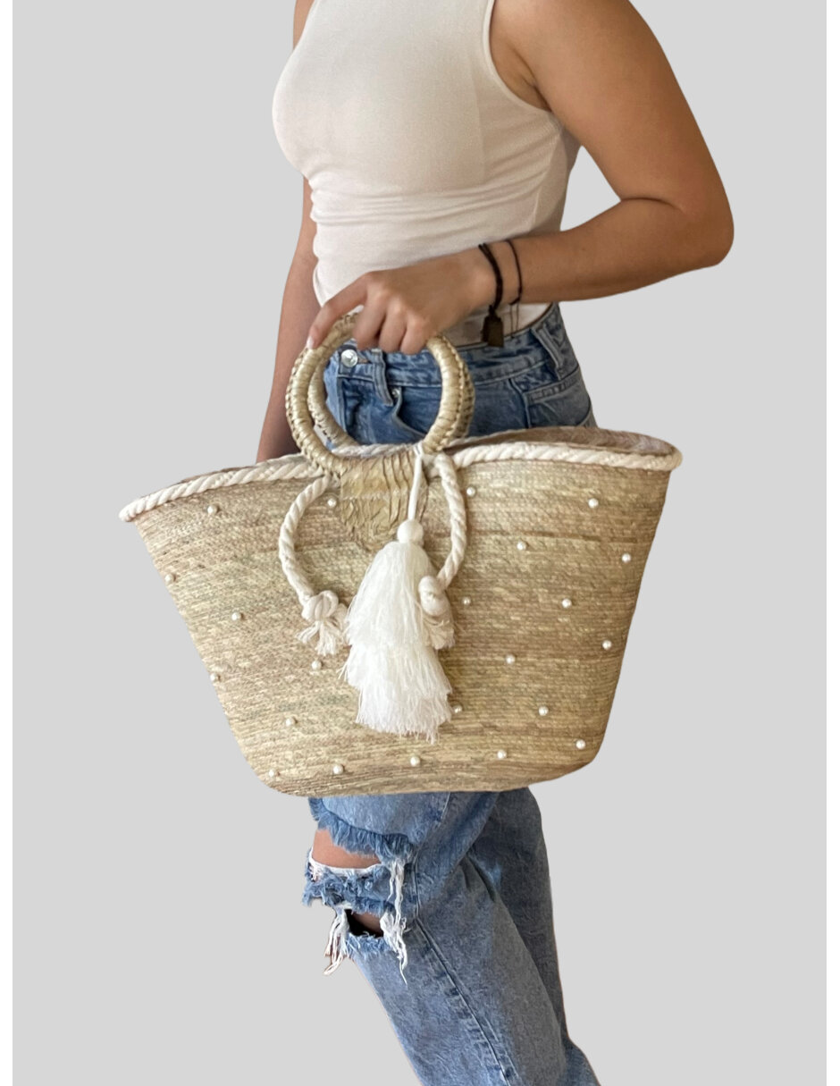 Bolsa artesanal de Palma Natural ARD  decorada con perlas de fantasia y fleco de estambre blanco