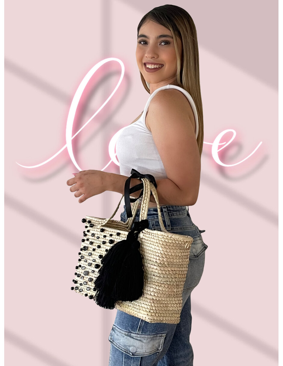 Bolsa Artesanal de Palma Natural ARD decorada con perlas negras y fleco de estambre negro