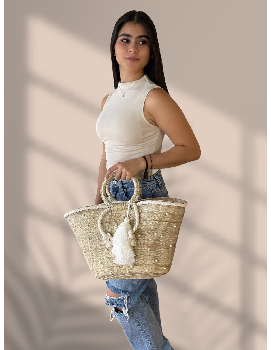 Bolsa artesanal de Palma Natural ARD  decorada con perlas de fantasia y fleco de estambre blanco