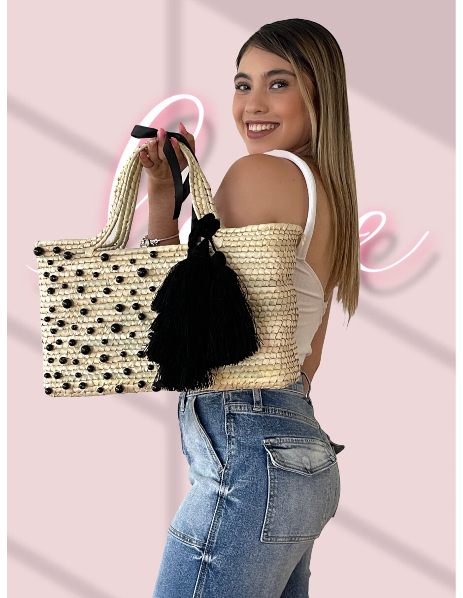 Bolsa Artesanal de Palma Natural ARD decorada con perlas negras y fleco de estambre negro