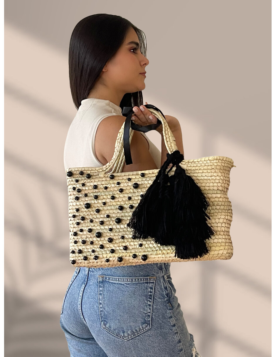 Bolsa Artesanal de Palma Natural ARD decorada con perlas negras y fleco de estambre negro