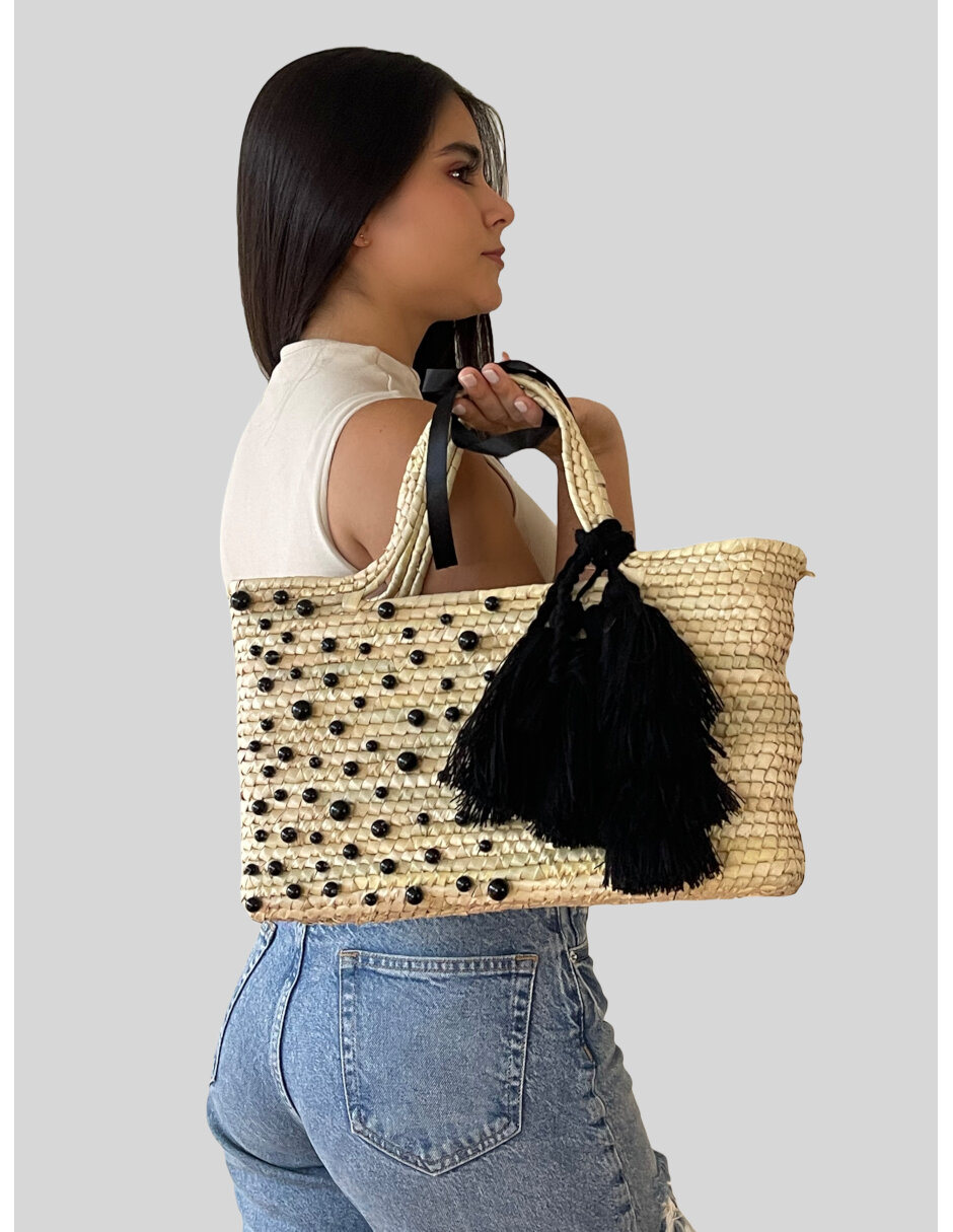 Bolsa Artesanal de Palma Natural ARD decorada con perlas negras y fleco de estambre negro