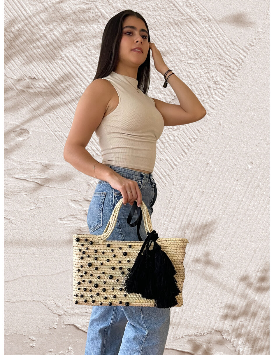 Bolsa Artesanal de Palma Natural ARD decorada con perlas negras y fleco de estambre negro