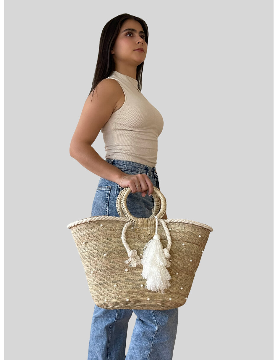 Bolsa artesanal de Palma Natural ARD  decorada con perlas de fantasia y fleco de estambre blanco