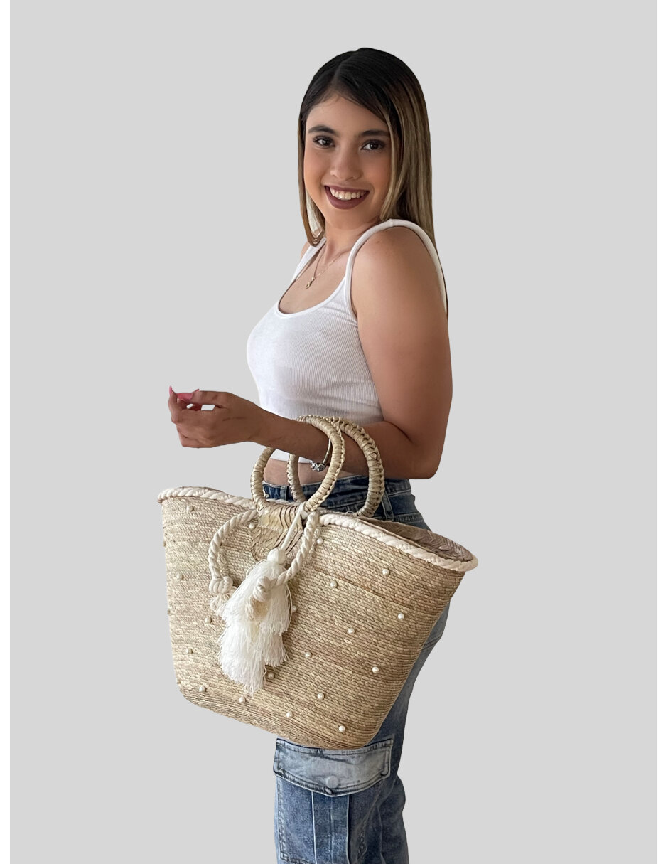 Bolsa artesanal de Palma Natural ARD  decorada con perlas de fantasia y fleco de estambre blanco