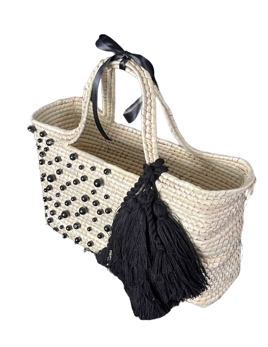 Bolsa Artesanal de Palma Natural ARD decorada con perlas negras y fleco de estambre negro