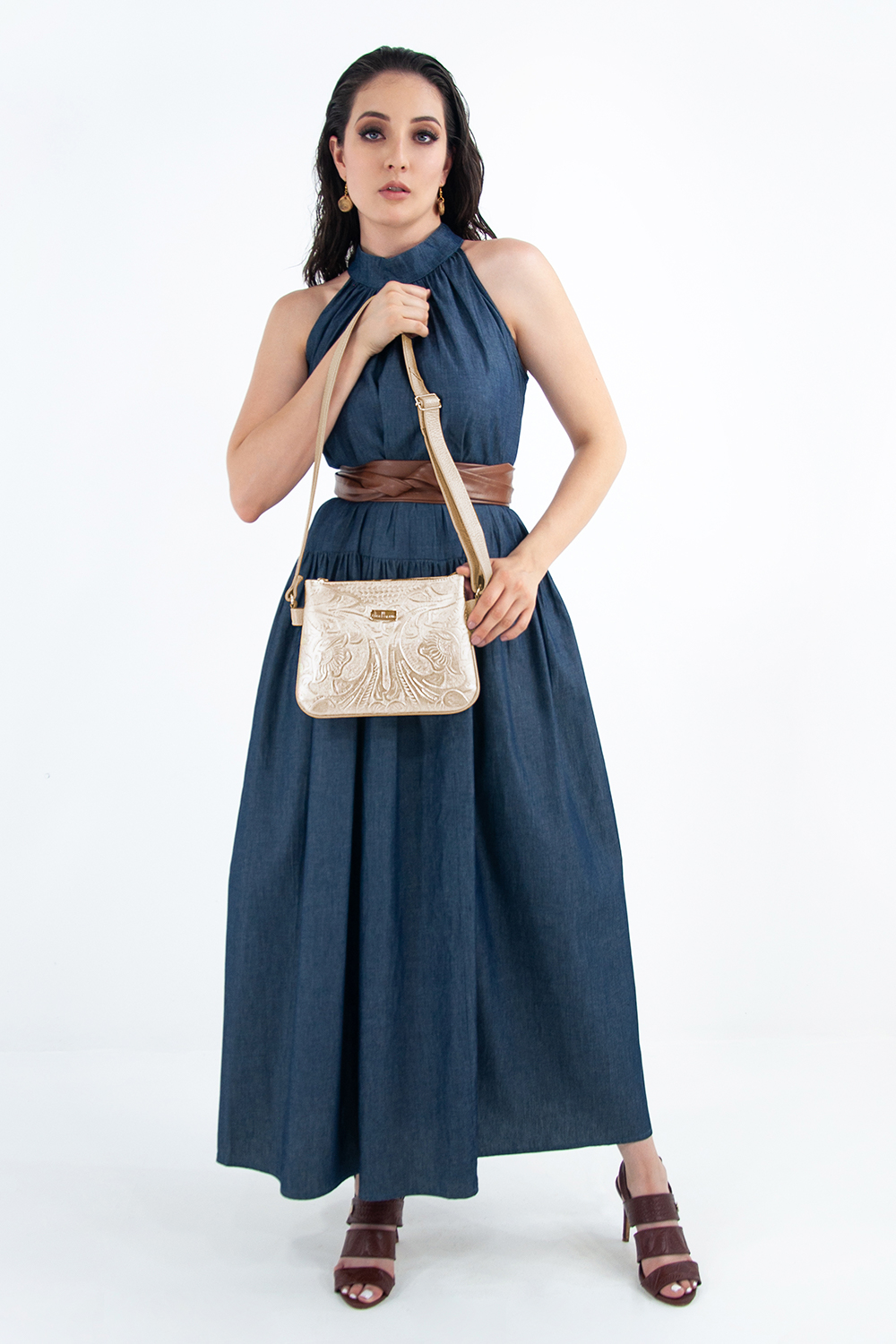 Bolso tipo crossbody A ÁNGELOZANO modelo Jaquelines piel grabada tipo cincelado color Oro.