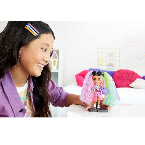 Barbie Extra, Minis Vestido Rosa con Flores, Muñeca para niñas a Partir de 3 años.