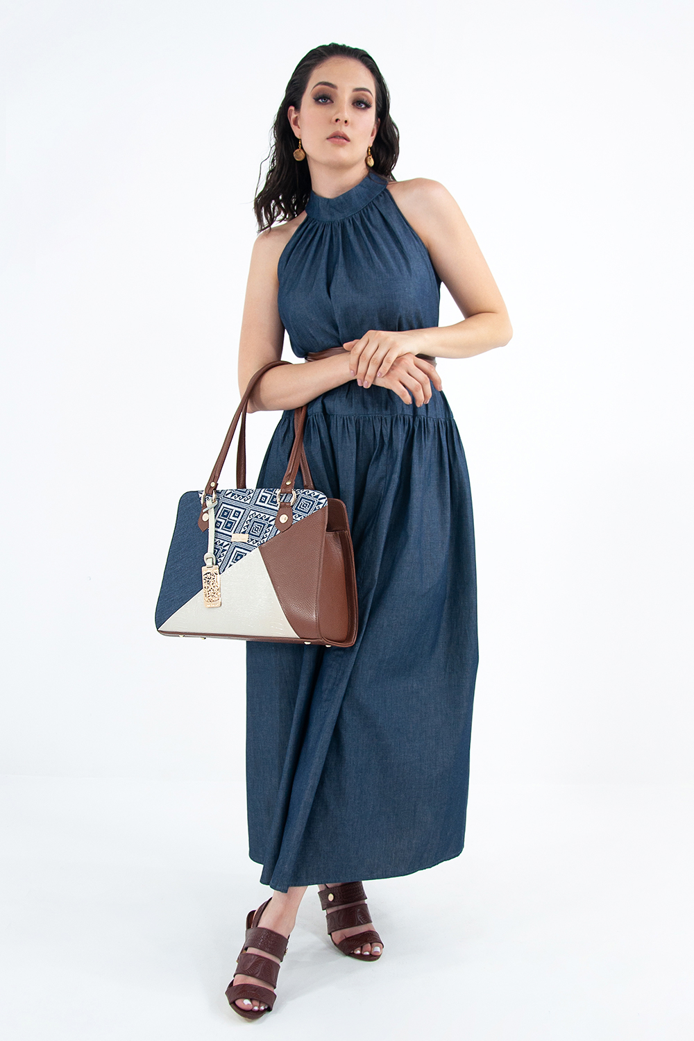Bolso tipo tote  A ÁNGELOZANO modelo Salma de piel vacuna con telar artesanal y mezclilla color camel.