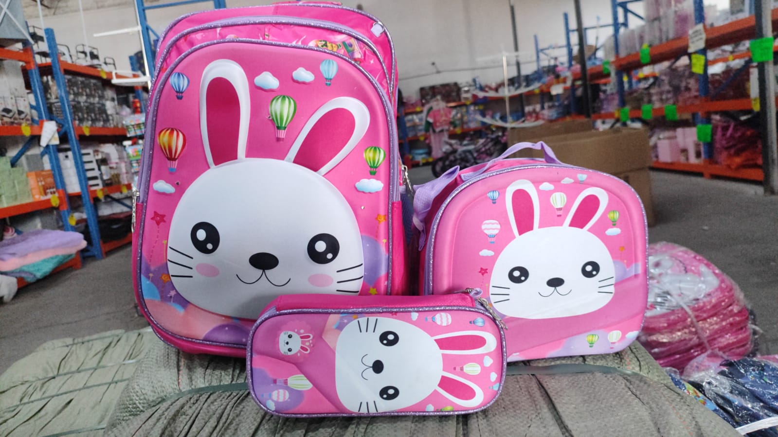 Combo de mochila escolar con luz led con lonchera y lapicera para niña.