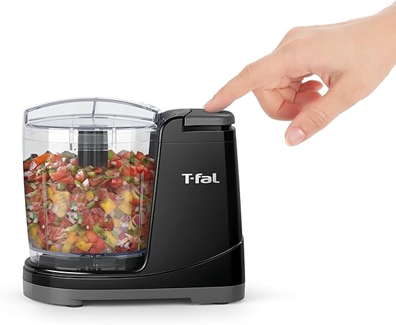 A T-fal Procesador de Alimentos Max Chopper cuenta con dos velocidades y capacidad de 700 ml. Potencia de 135 W para poder picar alimentos en segundos, potente y versátil, Desmontable, Negro, MF2528MX.