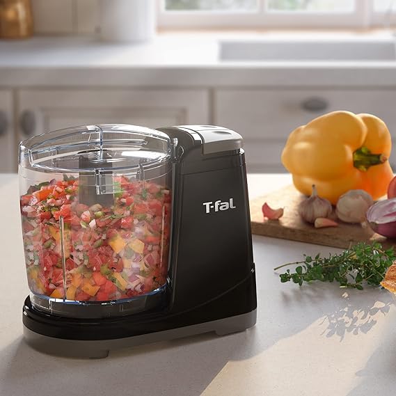 A T-fal Procesador de Alimentos Max Chopper cuenta con dos velocidades y capacidad de 700 ml. Potencia de 135 W para poder picar alimentos en segundos, potente y versátil, Desmontable, Negro, MF2528MX.