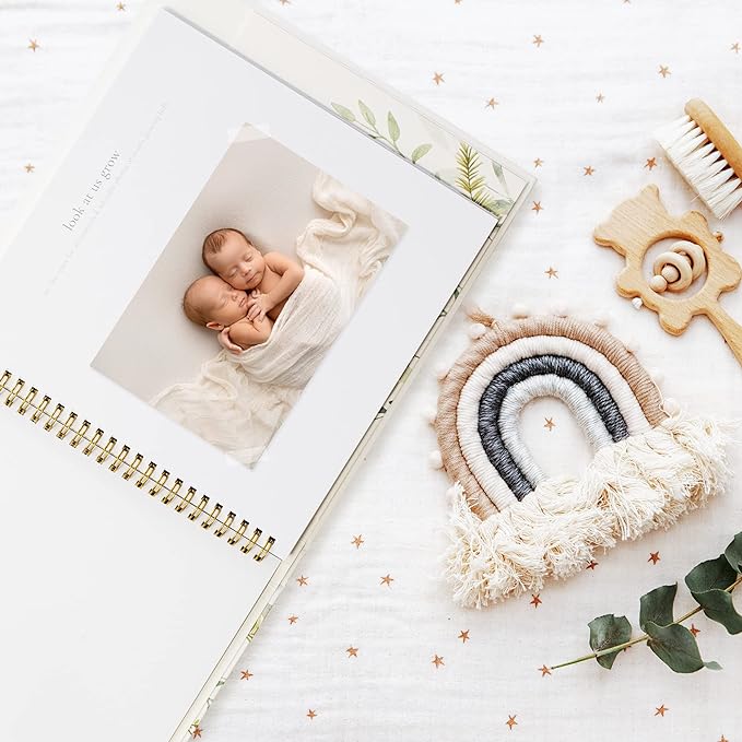 A Libro de recuerdos para bebés para niños y niñas – Álbum de fotos atemporal para bebés de 5 años – Libro y diario neutro para bebés – Un libro de hitos para grabar cada evento desde el nacimiento.