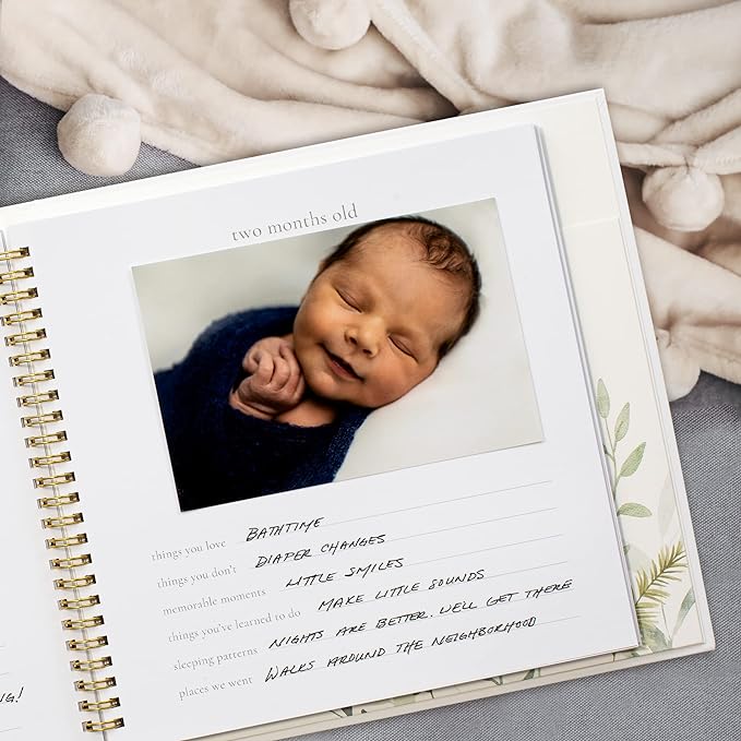 A Libro de recuerdos para bebés para niños y niñas – Álbum de fotos atemporal para bebés de 5 años – Libro y diario neutro para bebés – Un libro de hitos para grabar cada evento desde el nacimiento.