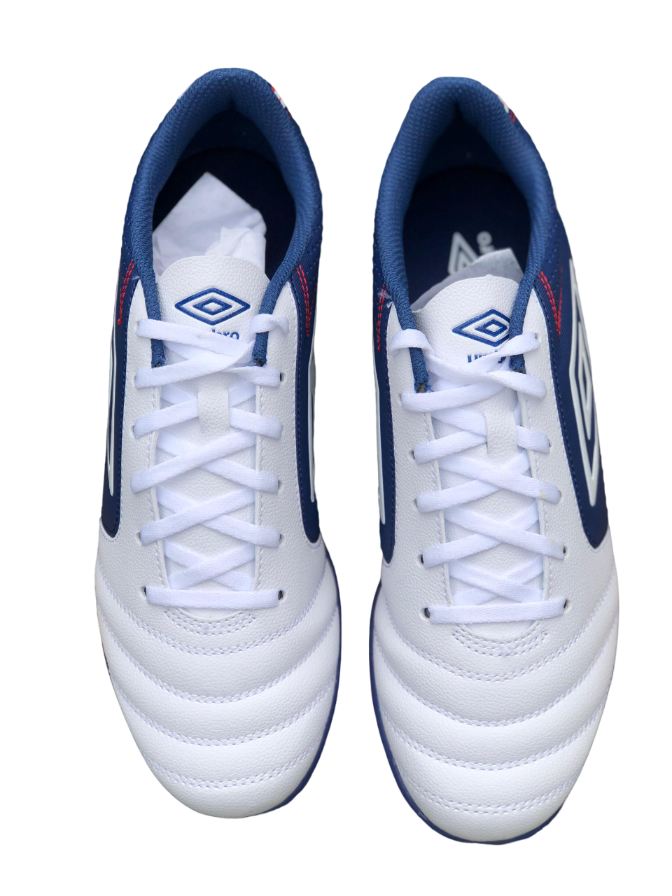 Tenis Umbro Classico XII TF Blanco Multitaco Calzado Fútbol Rápido.