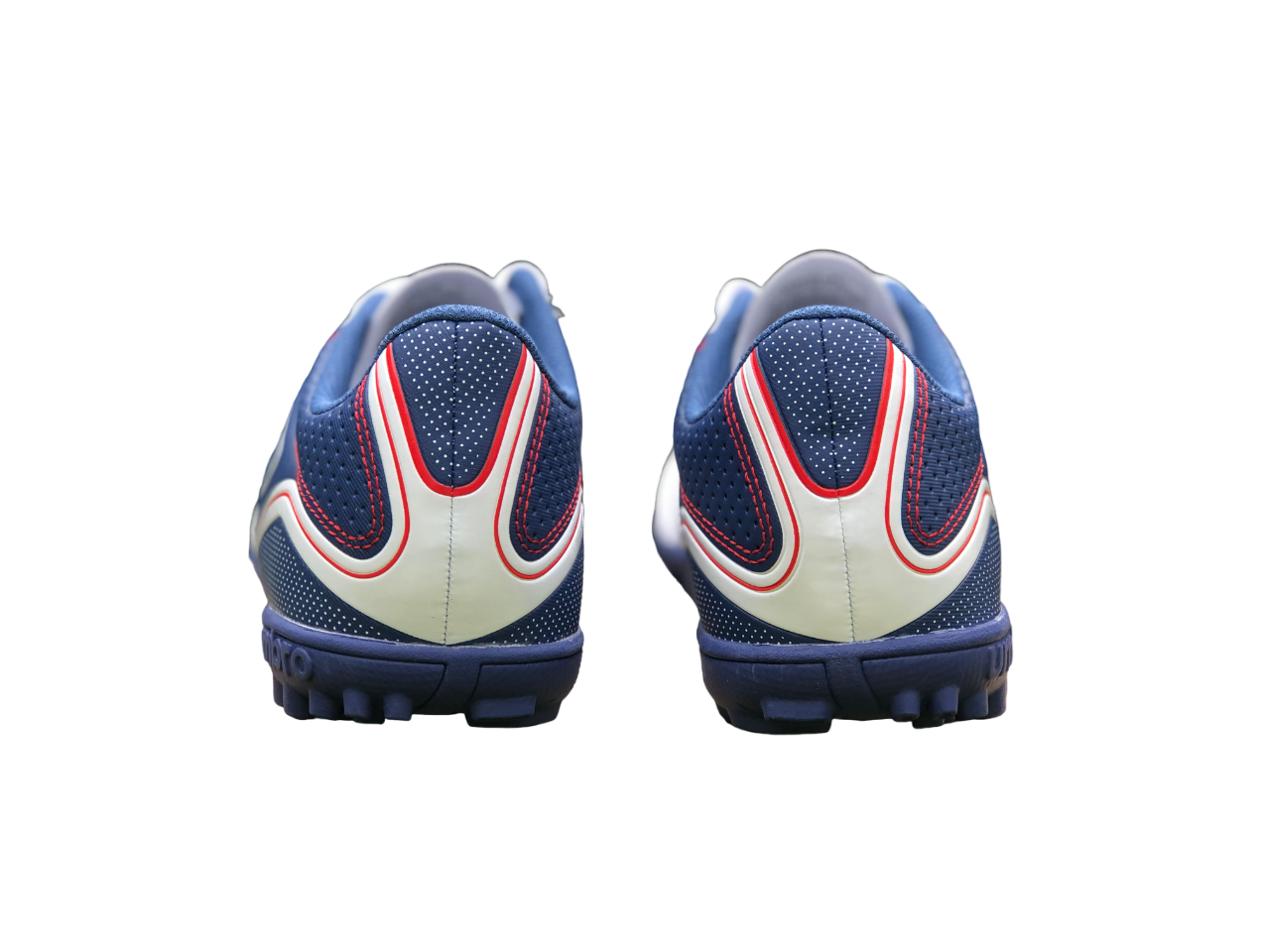 Tenis Umbro Classico XII TF Blanco Multitaco Calzado Fútbol Rápido.