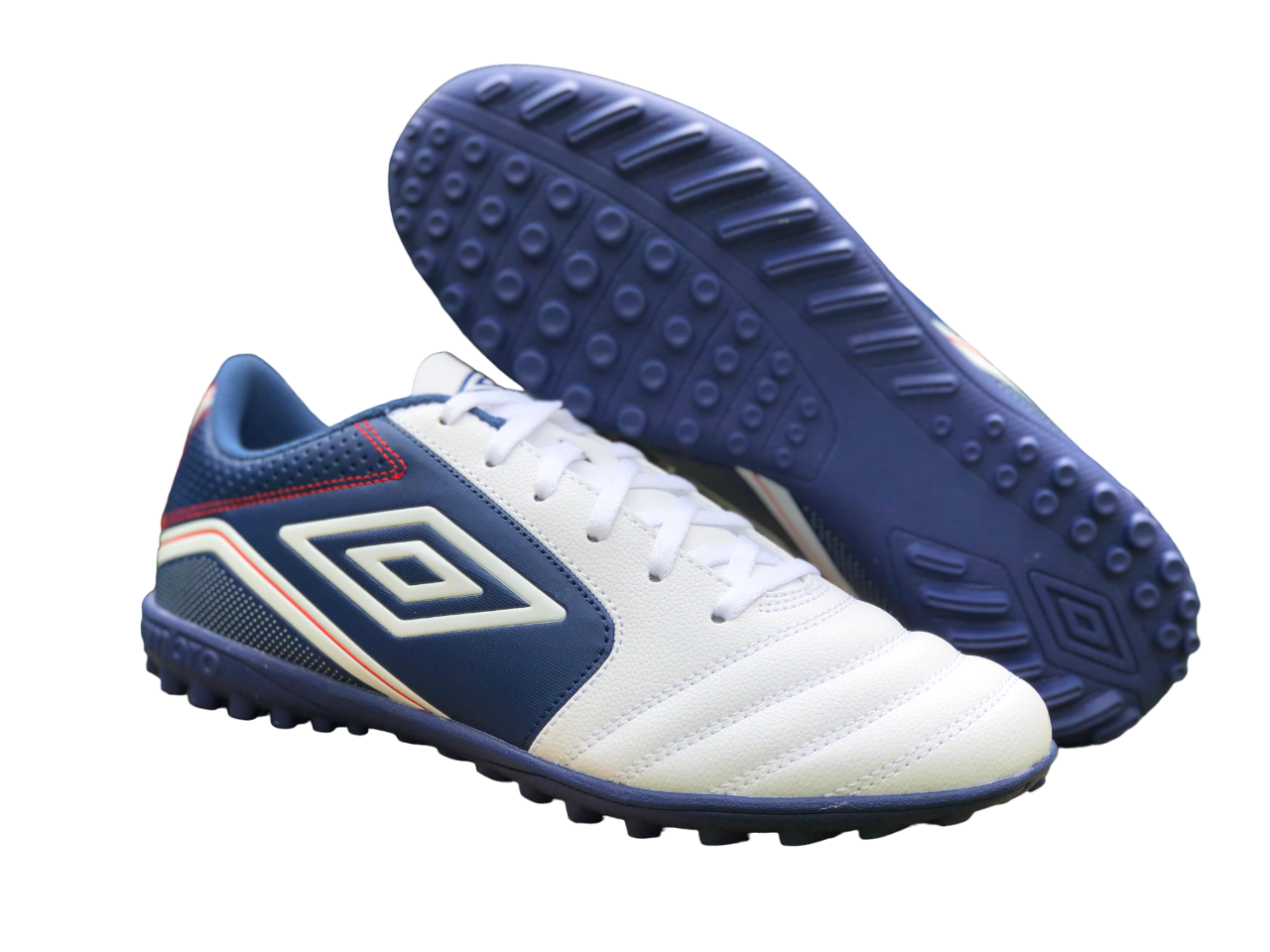 Tenis Umbro Classico XII TF Blanco Multitaco Calzado Fútbol Rápido.