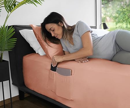 A Almaya: Sabana de Cajon con Bolsillo - 100% Microfibra Suave de Lujo con Doble Cepillado - 1800 Hilos de Alta Calidad - Permite Guardar y Acceder a pequeños Accesorios (Salmón, Matrimonial).