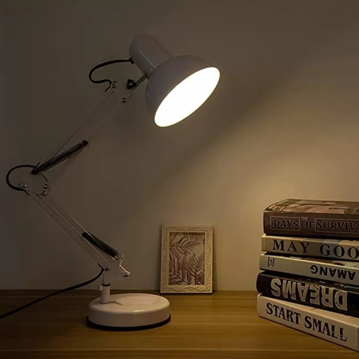 Lámpara De Escritorio Mesa Con Brazo Oscilante De Metal Estructura Blanco.
