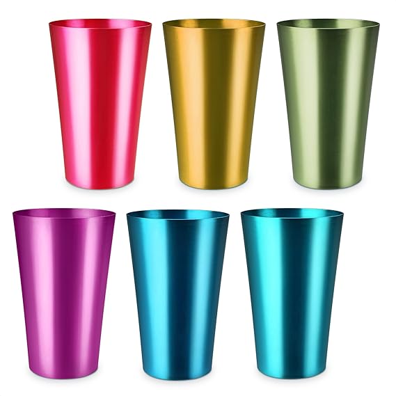 A Conjunto de seis vasos de aluminio anodizado.